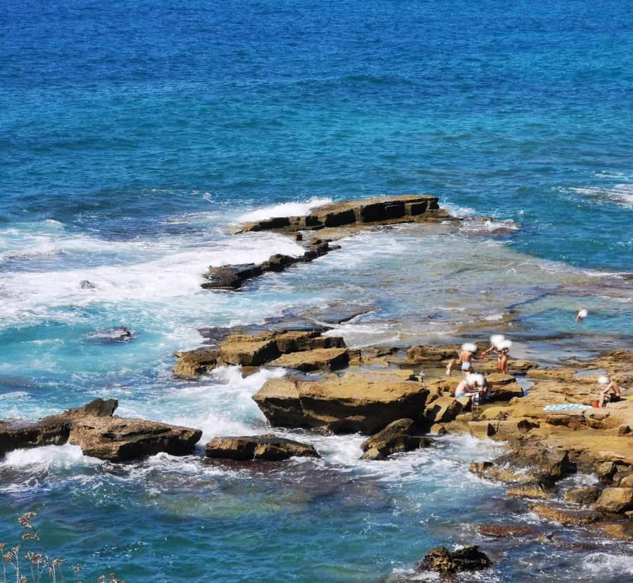 Puig de Ros - Felssteinplatten im Meer