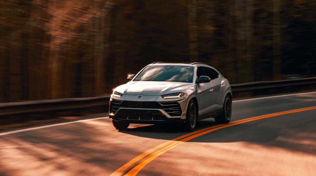 Porsche fährt durch den Wald