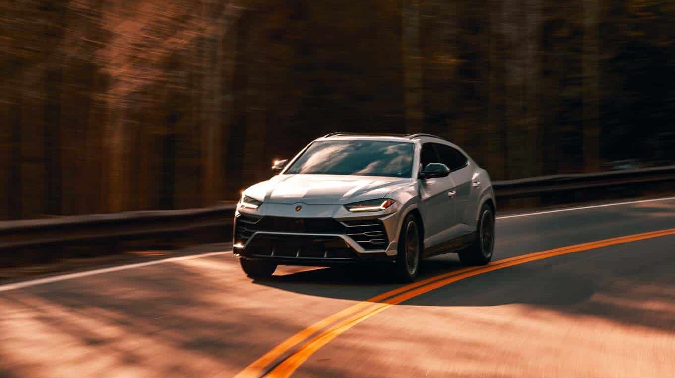 Porsche fährt durch den Wald