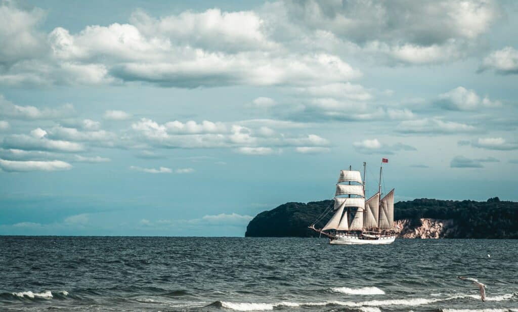 Ein historisches Segelschiff an der Küsten in Binz auf der Insel Rügen